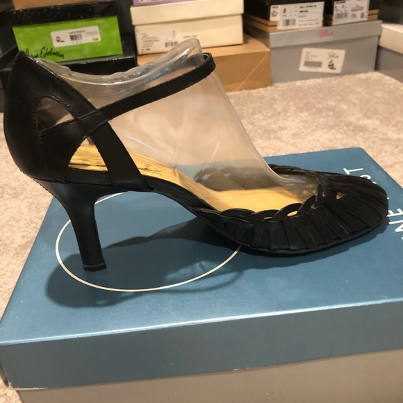 Black leather pump with cut outs and ankle strap - Picture 4 of 7